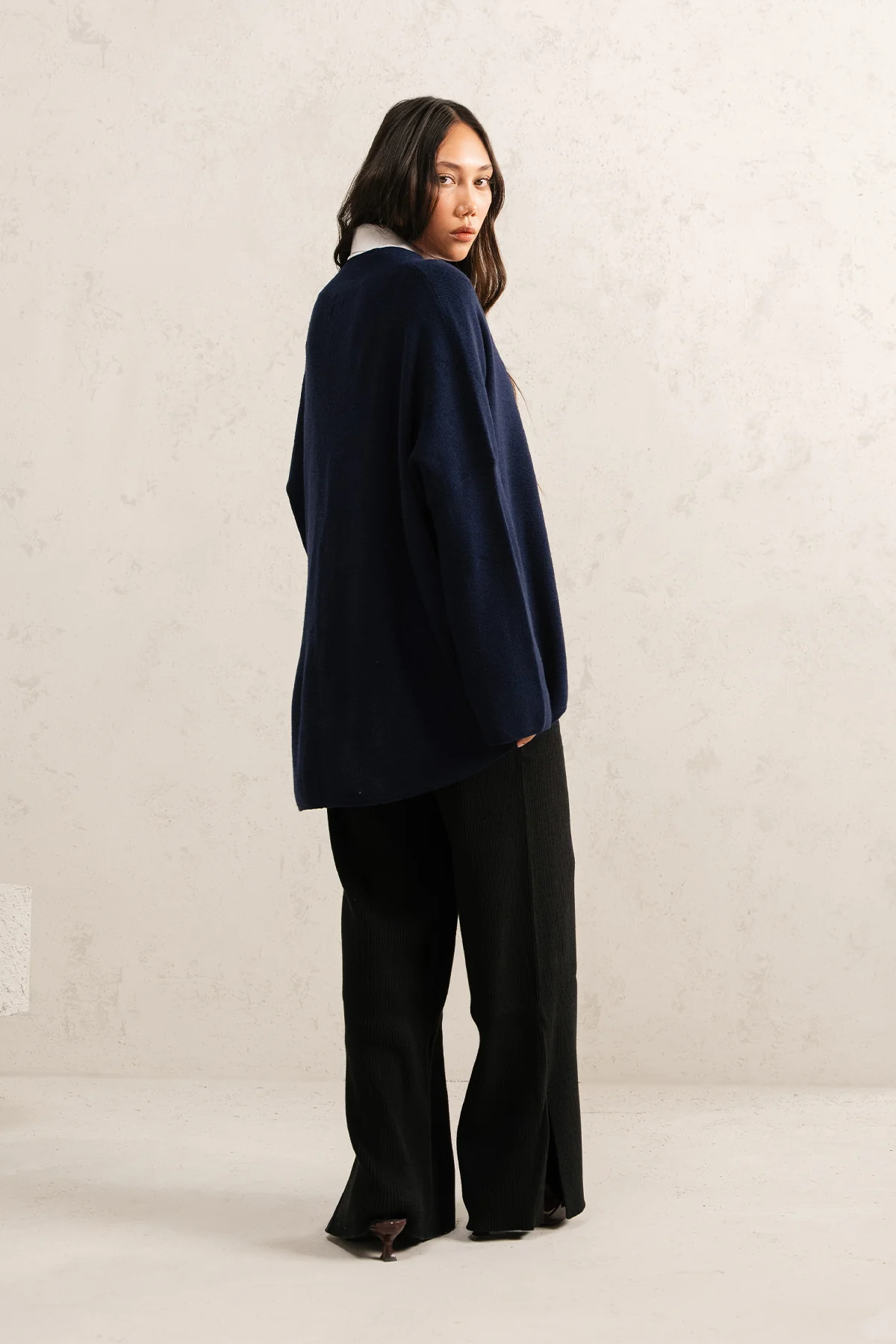 FLUID V-NECK SWEATER - Image 3