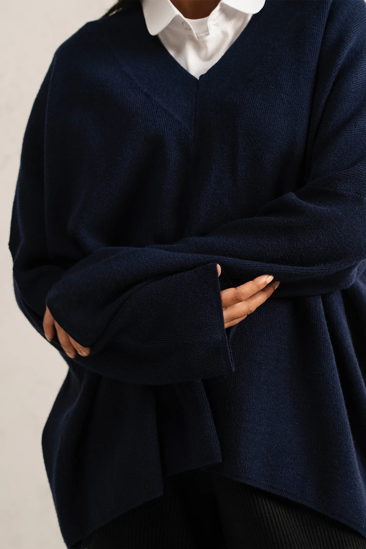 FLUID V-NECK SWEATER - Image 4