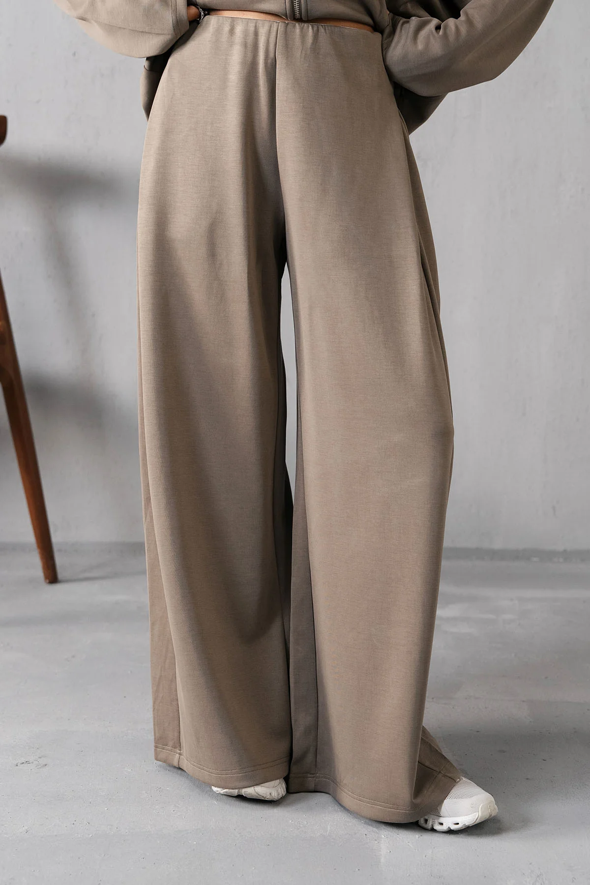LIGHTWEIGHT WIDE-LEG PANTS - CLOUDLUX