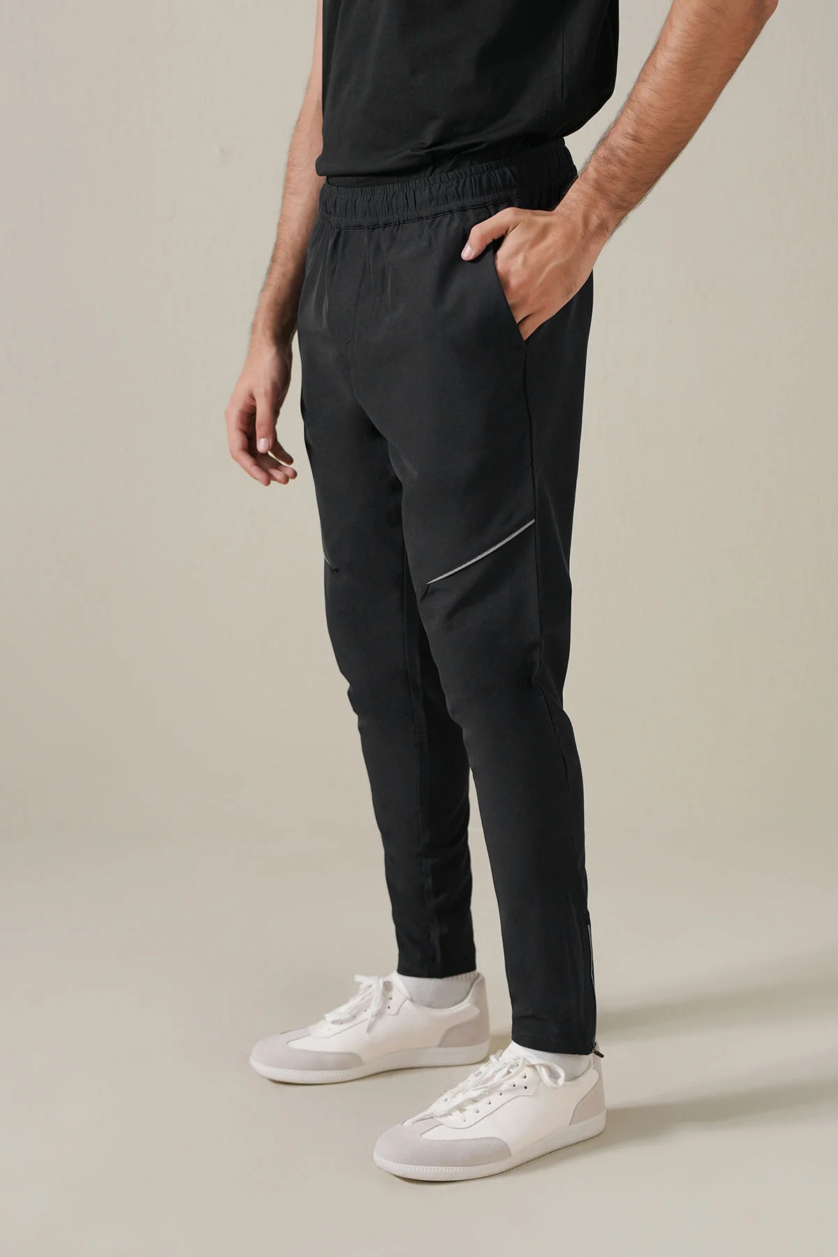 MEN REFLECT TAPERED TRACK PANTS - Image 4