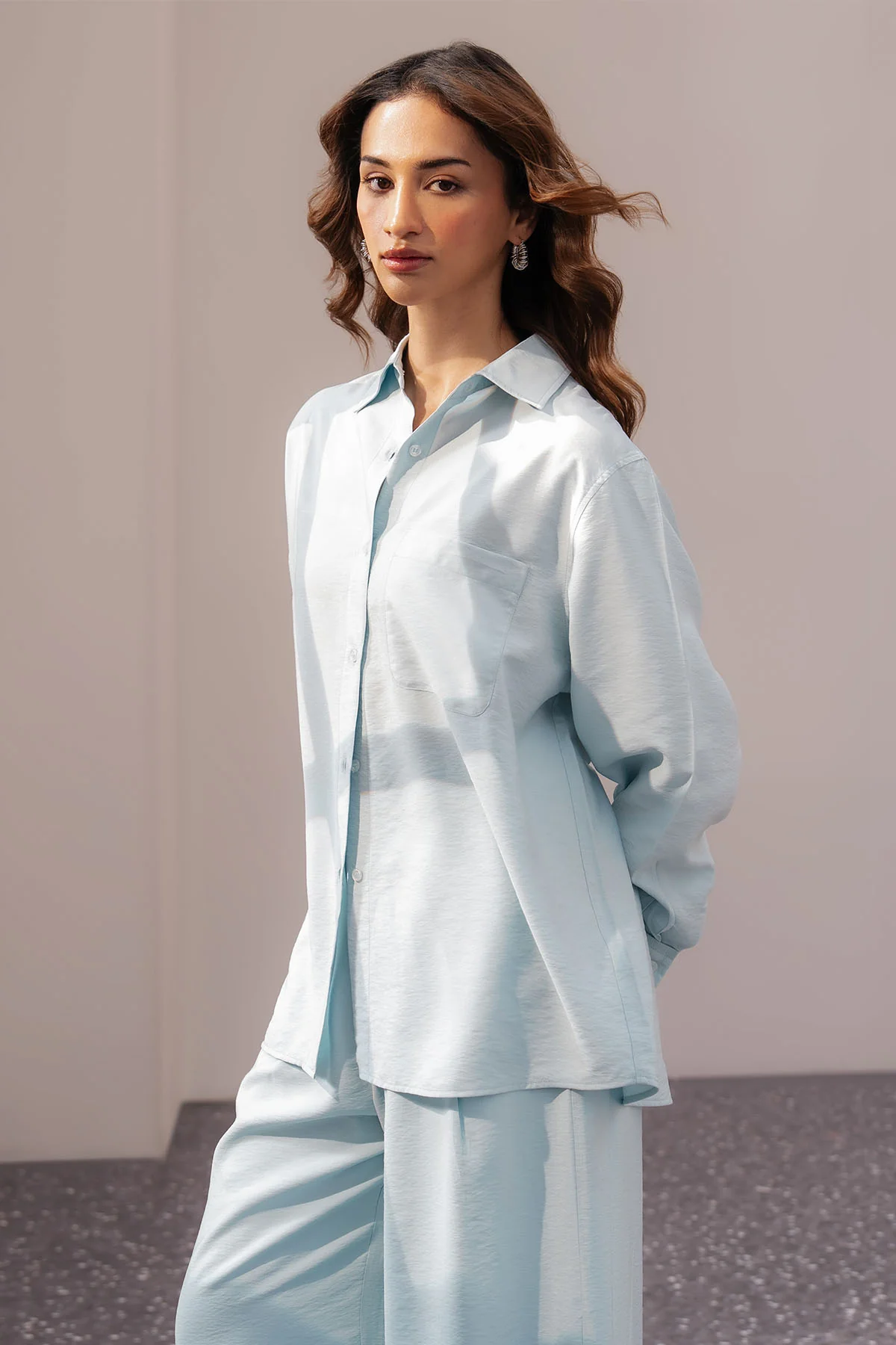 RELAXED FIT BUTTON DOWN SHIRT