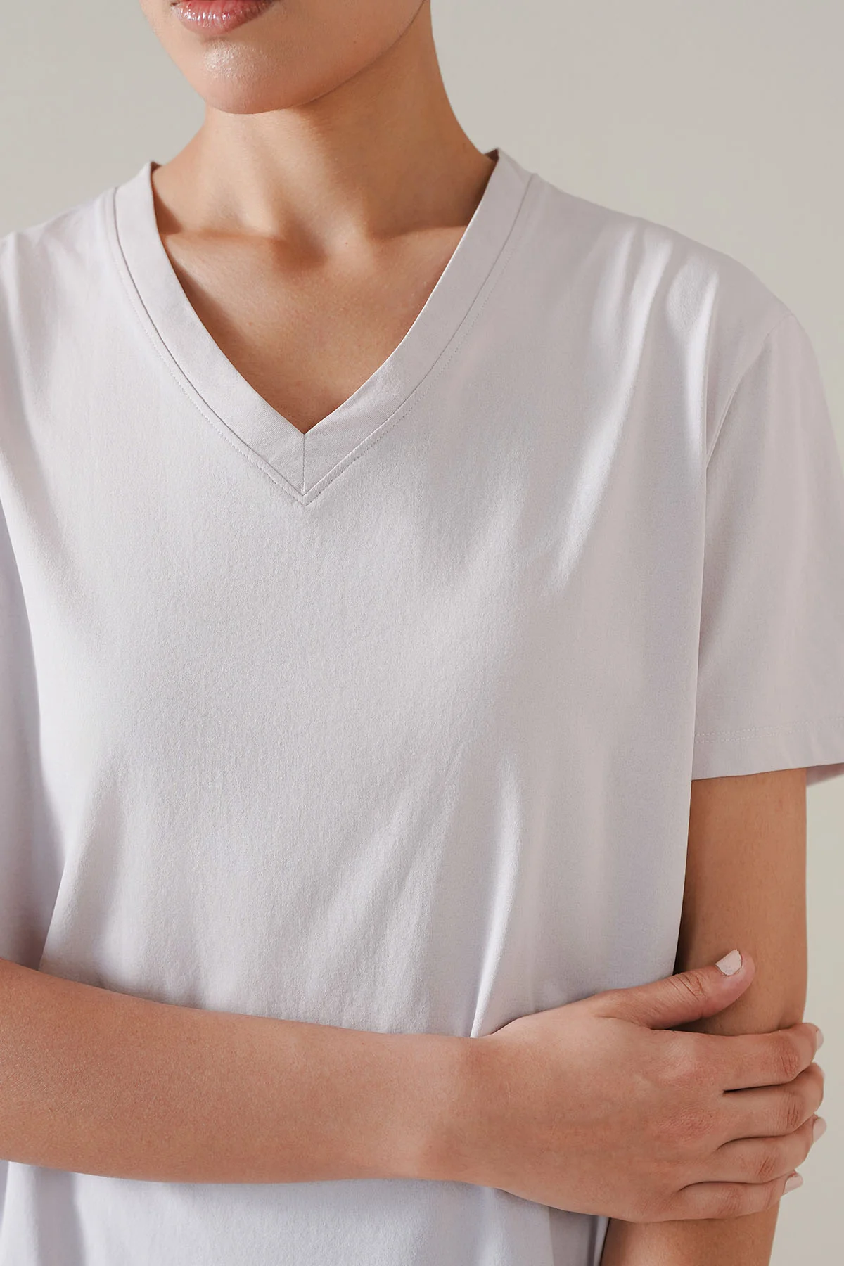 WOMEN ACTIVE V-NECK - Image 2