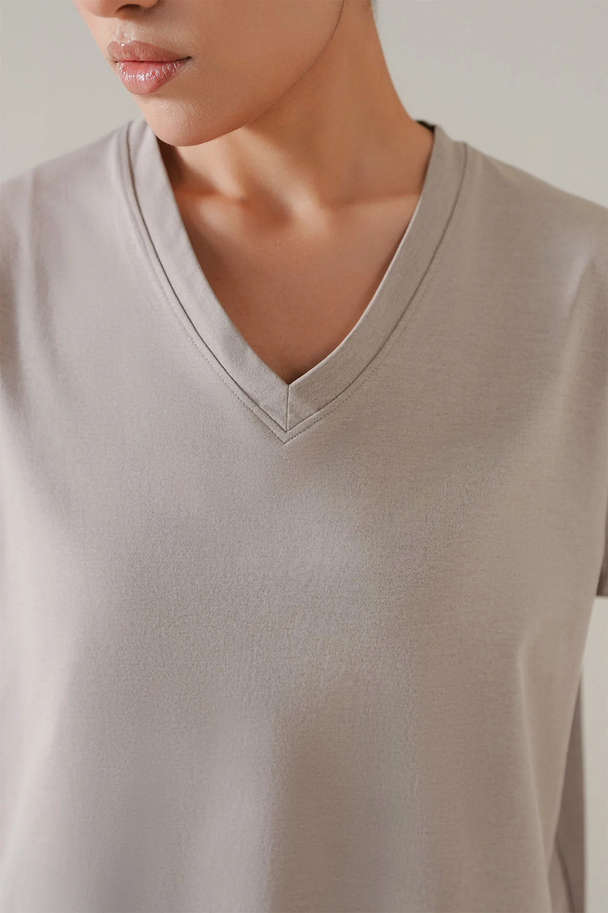 WOMEN ACTIVE V-NECK - Image 2