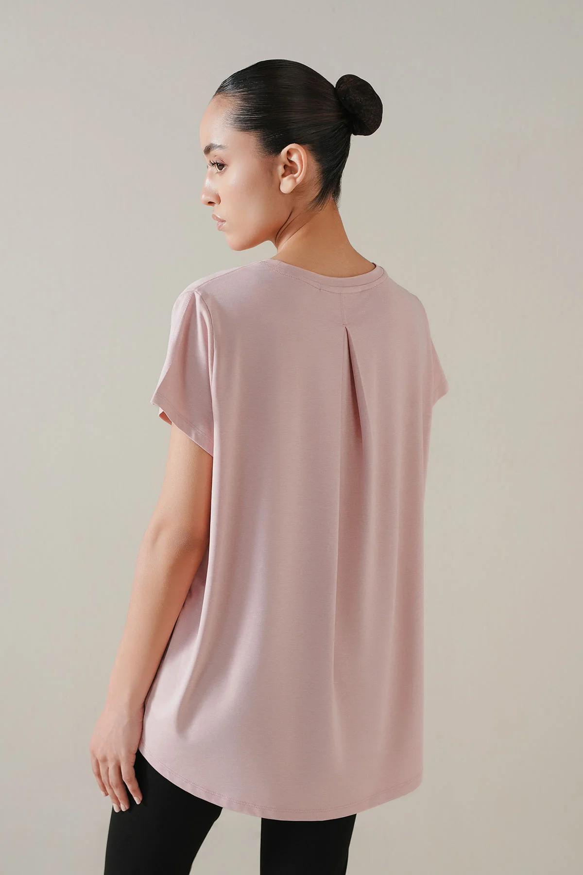 WOMEN STUDIO EASE TEE - Image 4