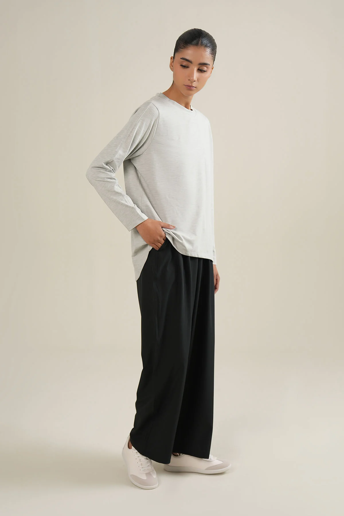 WOMEN WITH EASE TOP - Image 4